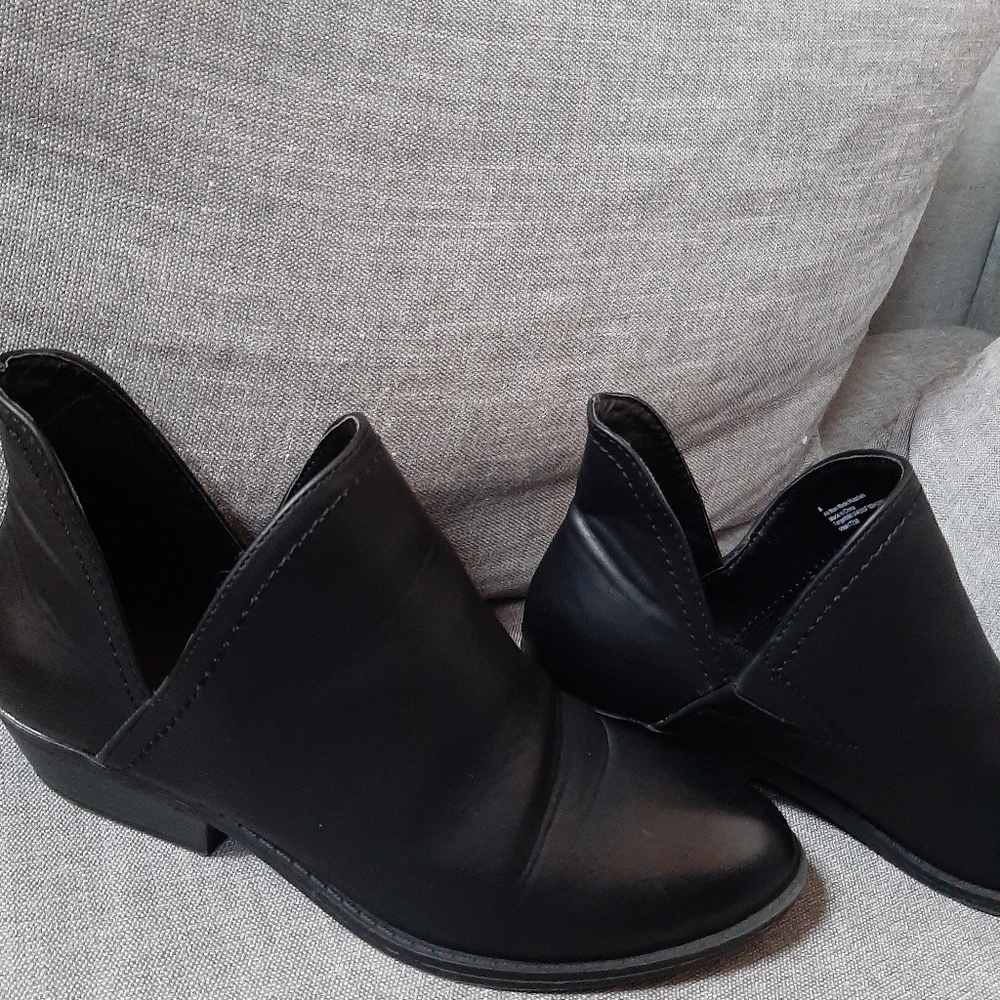 Black Imitation Leather Bootie - Size 8 women's shoe - Picture 10 of 10